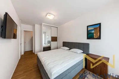 Schlafzimmer; holzboden, tageslicht, moderner stil