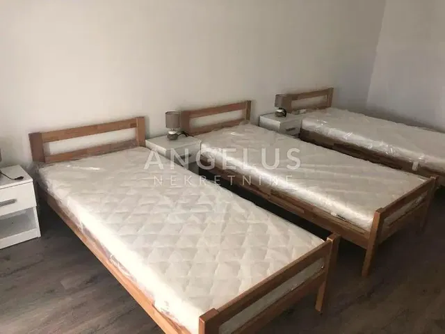 غرفة أطفال; أرضية خشبية, ضوء طبيعي