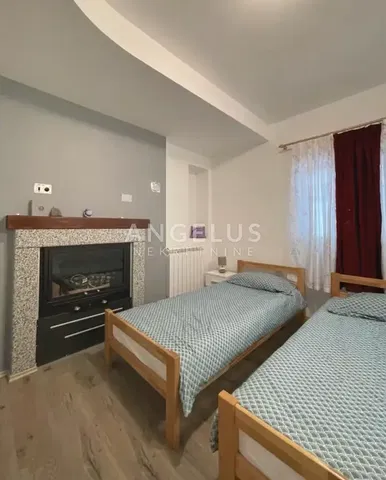 غرفة نوم; مدفأة, أرضية خشبية, ضوء طبيعي