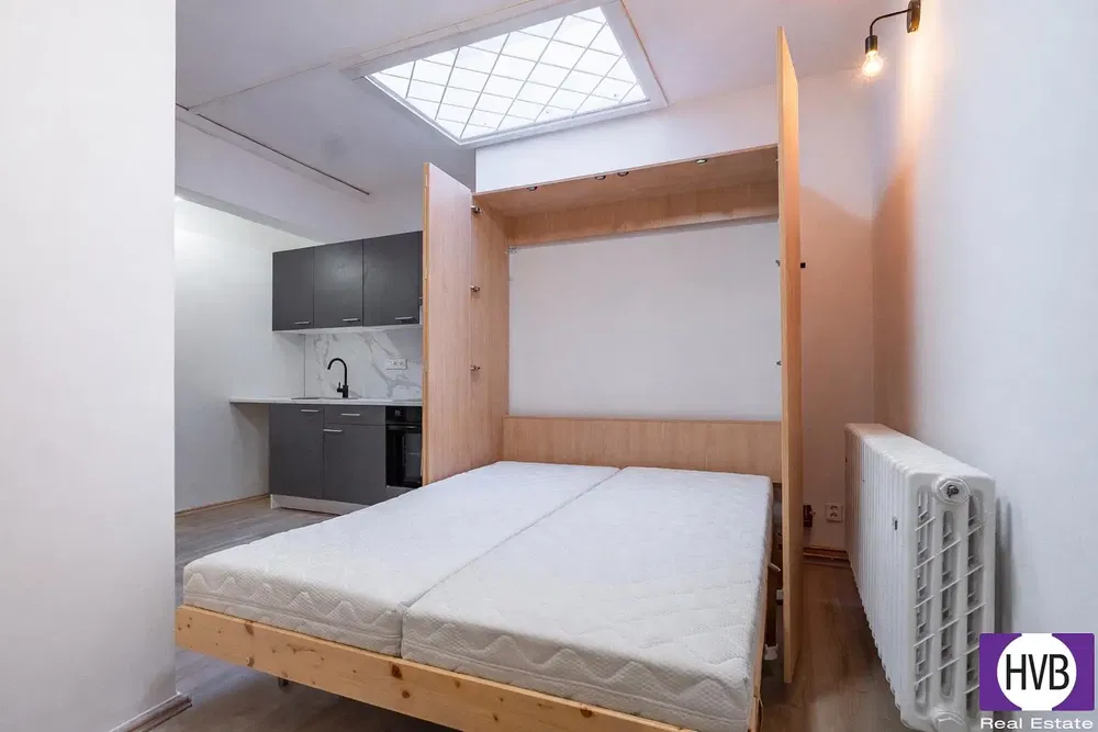 Schlafzimmer; holzboden, tageslicht