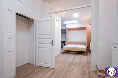 Schlafzimmer; holzboden, tageslicht