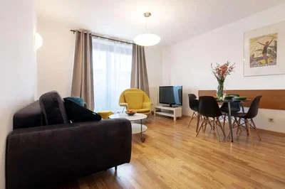 غرفة معيشة; أرضية خشبية, ضوء طبيعي, أسلوب عصري