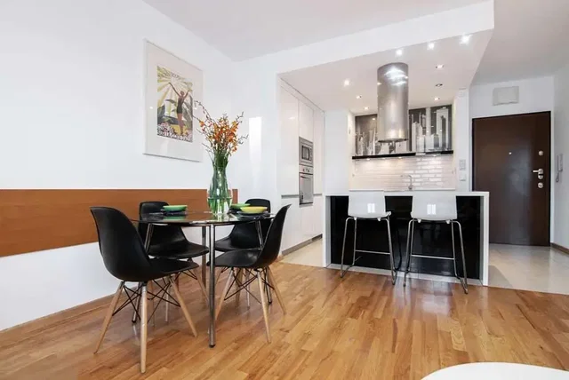 Kuchyňa; drevená podlaha, moderný štýl