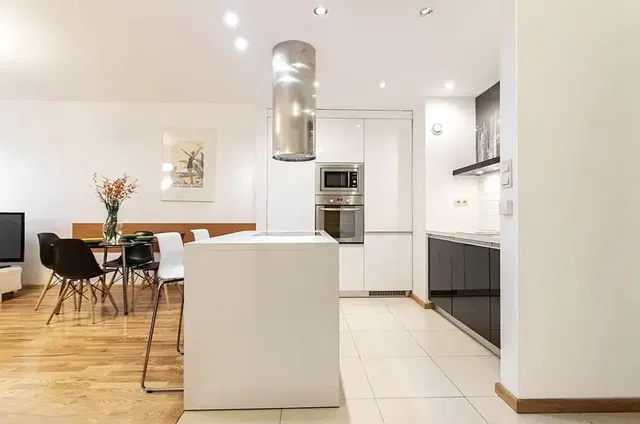 Kuchyňa; kuchynské spotrebiče, drevená podlaha, dlažba, prirodzené svetlo, moderný štýl