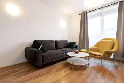 غرفة معيشة; أرضية خشبية, ضوء طبيعي, أسلوب عصري