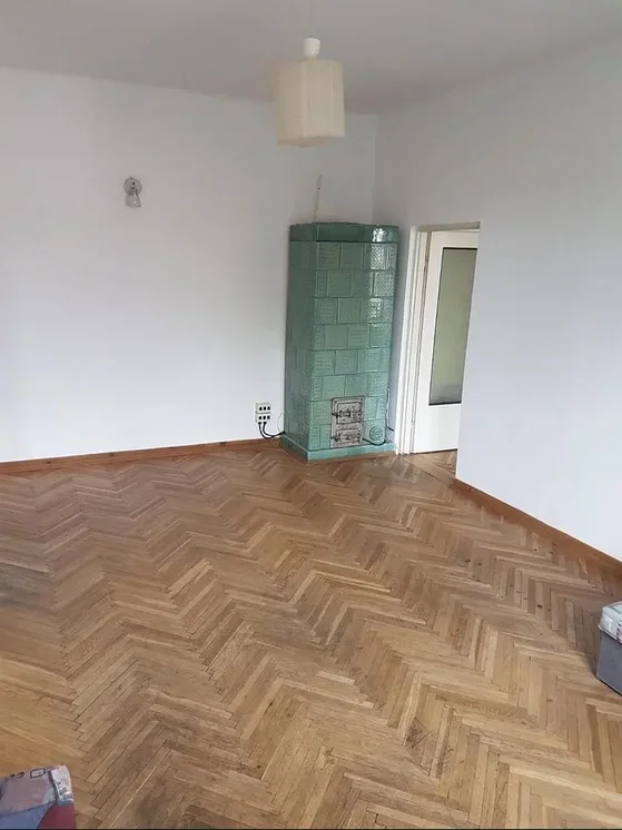 Oturma odası; ahşap zemin, şömine