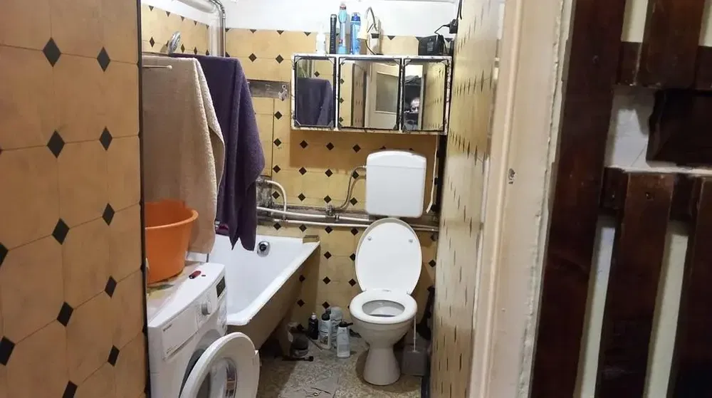 حمام; أرضية من البلاط, يحتاج إلى تجديد, ضوء طبيعي