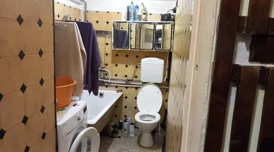 حمام; أرضية من البلاط, يحتاج إلى تجديد, ضوء طبيعي