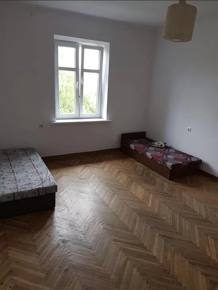 Yatak odası; ahşap zemin, doğal ışık