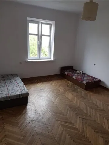 Spálňa; drevená podlaha, prirodzené svetlo