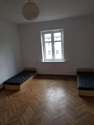 Yatak odası; ahşap zemin, doğal ışık