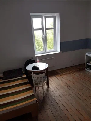 Yatak odası; ahşap zemin, doğal ışık, tadilat gerekiyor