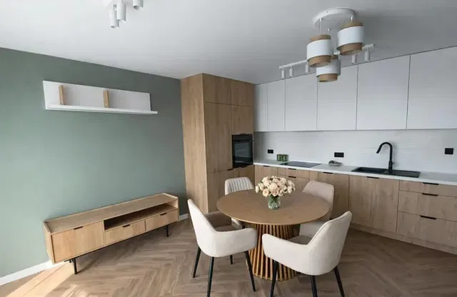 Cuisine; style moderne, parquet, lumière naturelle, électroménager