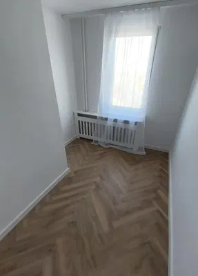 Yatak odası; ahşap zemin, doğal ışık