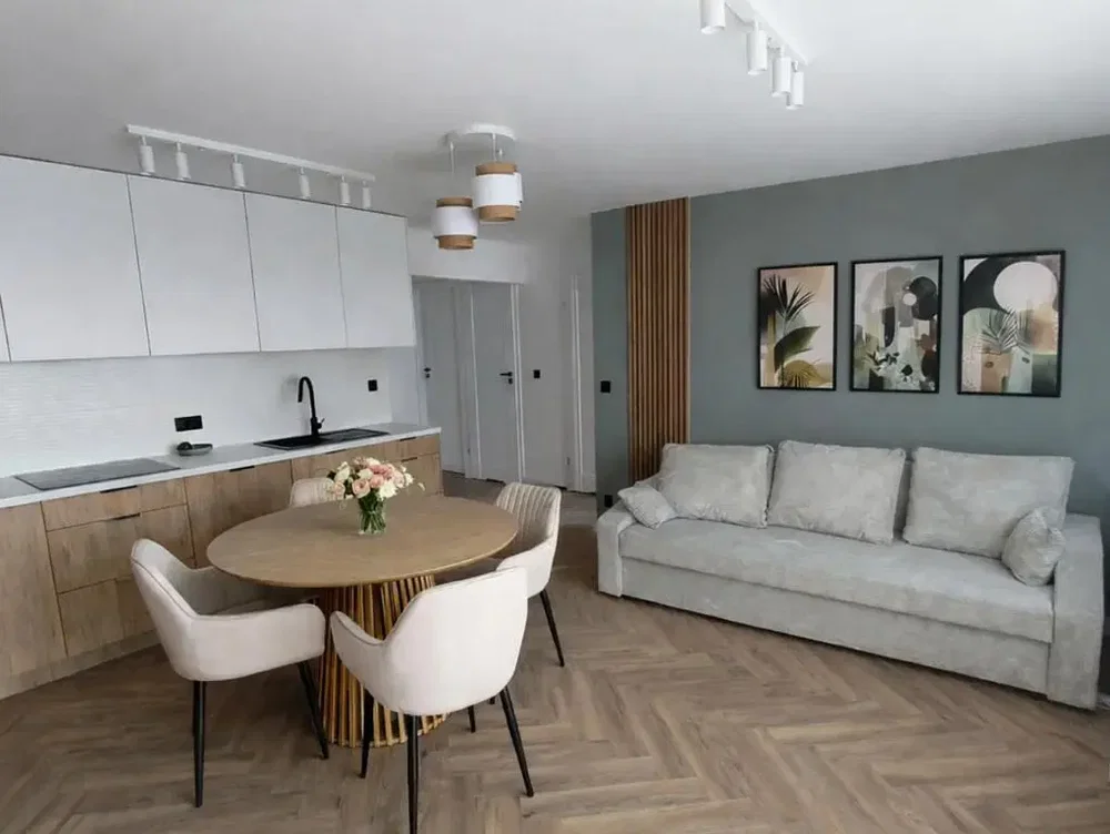 Oturma odası; modern stil, ahşap zemin, doğal ışık