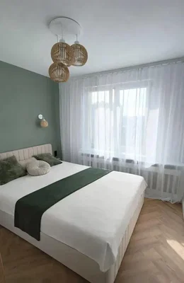 Yatak odası; doğal ışık, ahşap zemin, modern stil