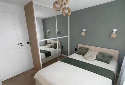 Yatak odası; ahşap zemin, doğal ışık, modern stil