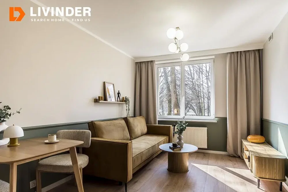 Oturma odası; manzara, ahşap zemin, doğal ışık, modern stil