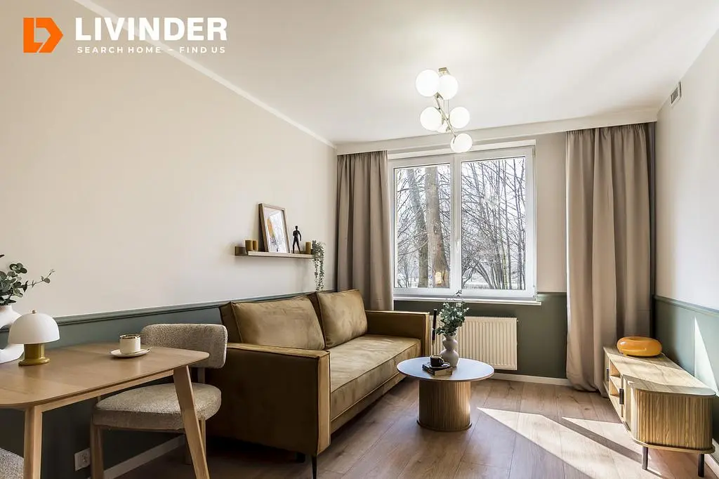 Oturma odası; manzara, ahşap zemin, doğal ışık, modern stil