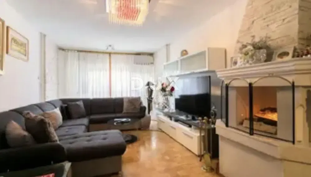 Salon; cheminée, lumière naturelle