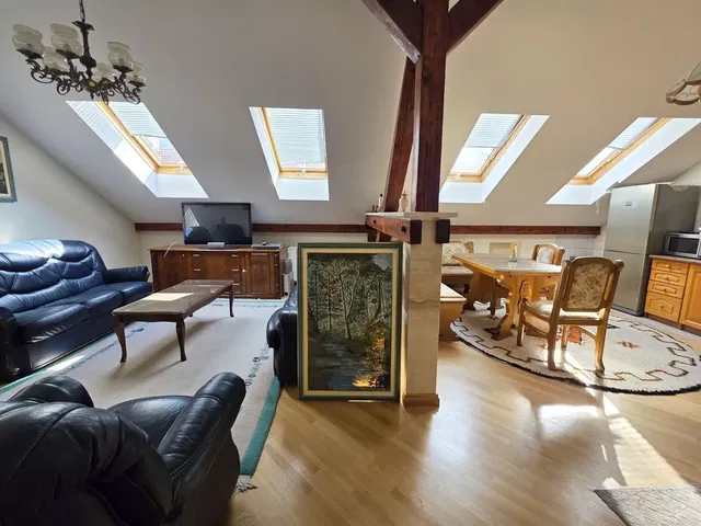 Salon; lumière naturelle, poutres en bois