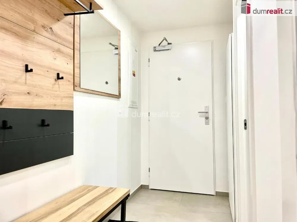 Šatna; dřevěné trámy, dřevěná podlaha, dlažba, po rekonstrukci, přirozené světlo, moderní styl