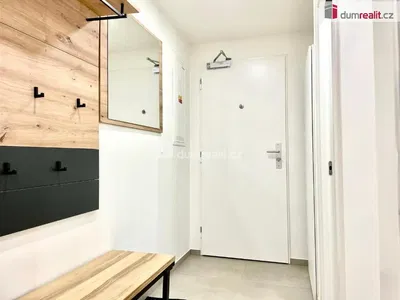 Šatna; dřevěné trámy, dřevěná podlaha, dlažba, po rekonstrukci, přirozené světlo, moderní styl