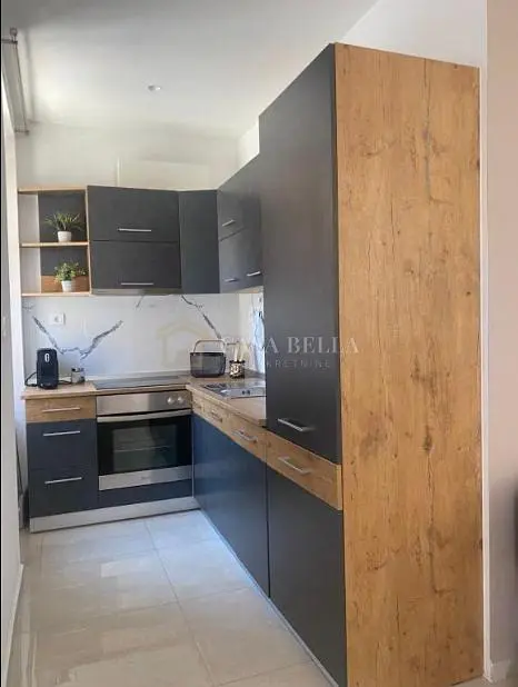 Kuchyně; kuchyňské spotřebiče, dlažba, po rekonstrukci, přirozené světlo