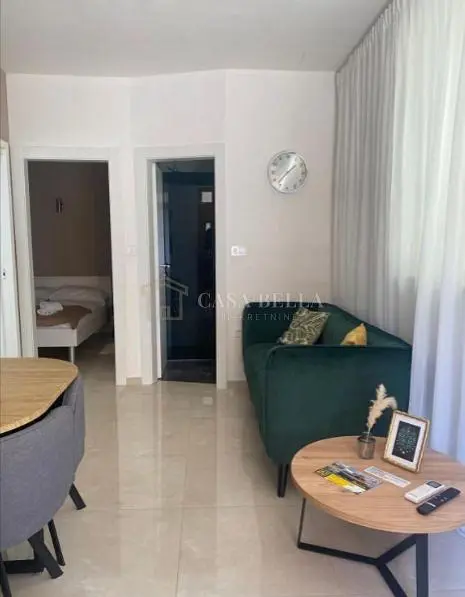 Obývací pokoj; přirozené světlo, moderní styl, dlažba