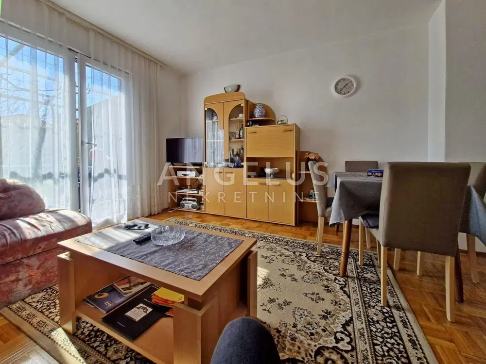 Obývací pokoj; přirozené světlo, výhled