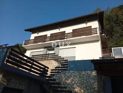 Dům a okolí