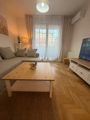 Soggiorno; vista, pavimento in legno, luce naturale, stile moderno