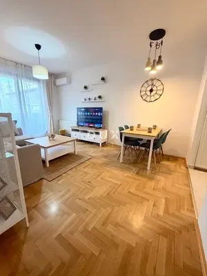 Soggiorno; pavimento in legno, luce naturale