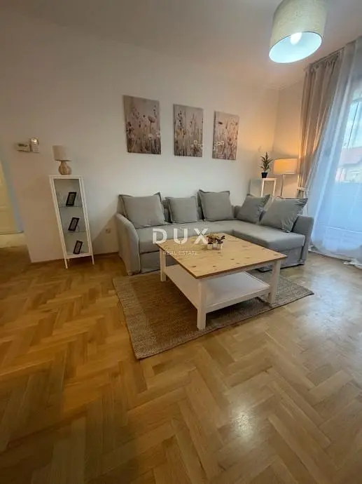 Soggiorno; pavimento in legno, luce naturale, stile moderno