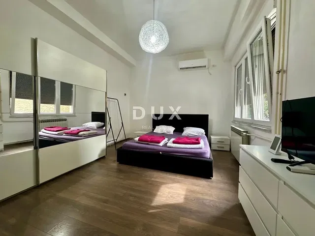 Camera da letto; pavimento in legno, luce naturale, stile moderno