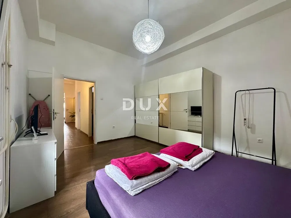 Schlafzimmer; holzboden, tageslicht, moderner stil