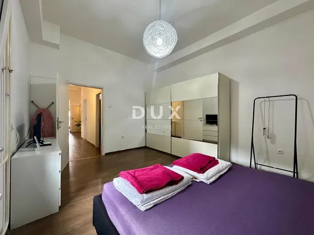 Camera da letto; pavimento in legno, luce naturale, stile moderno