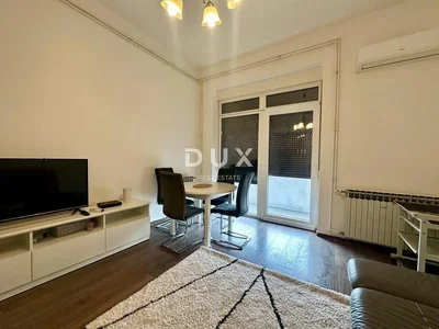 Wohnzimmer; holzboden, tageslicht