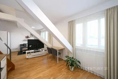 Obývací pokoj; přirozené světlo, dřevěná podlaha, moderní styl