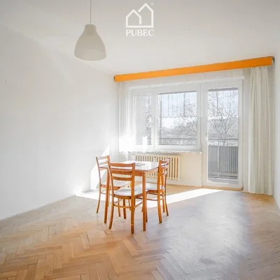 Oturma odası; doğal ışık, ahşap zemin, manzara