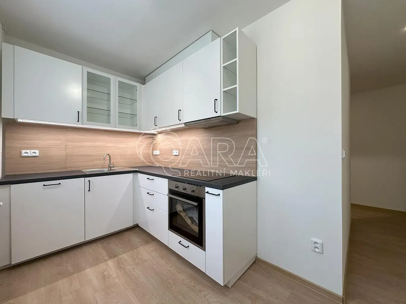 Cucina; elettrodomestici, ristrutturato, luce naturale, stile moderno