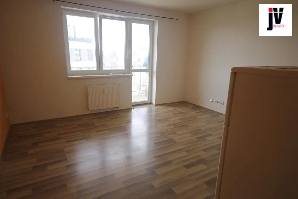 Obývačka; prirodzené svetlo, drevená podlaha, po rekonštrukcii