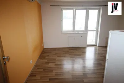 Spálňa; drevená podlaha, prirodzené svetlo