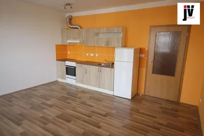 Kuchyňa; kuchynské spotrebiče, drevená podlaha, po rekonštrukcii