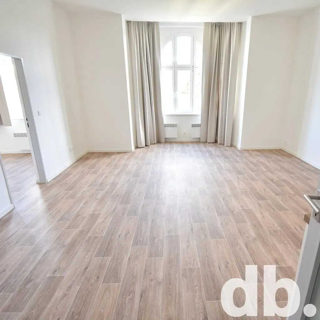 Wohnzimmer; holzboden, tageslicht