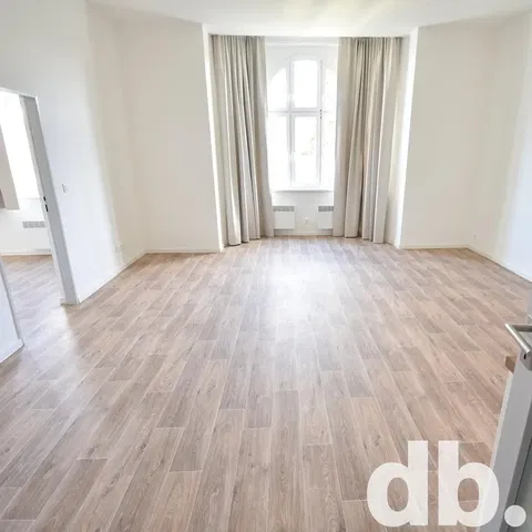 Soggiorno; pavimento in legno, luce naturale