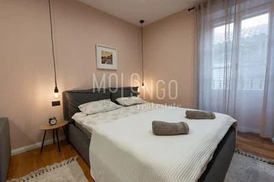 Schlafzimmer; holzboden, tageslicht