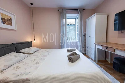 Schlafzimmer; tageslicht, holzboden