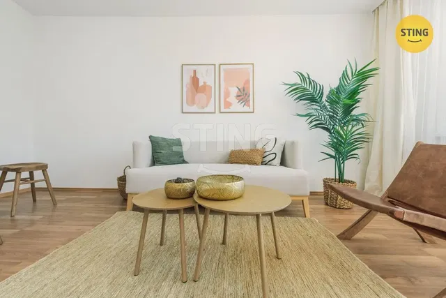 Oturma odası; modern stil, ahşap zemin, doğal ışık