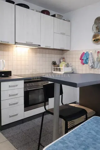 Küche; küchengeräte, fliesenboden